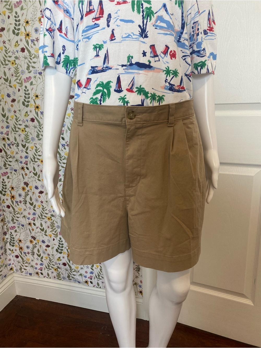 Old Navy WMN’s Extra High-Rise OG Chino Tan Shorts in Size Medium